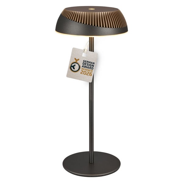 Moderne Tischleuchte mit geriffeltem Schirm, schlankem Standfuß und runder Basis, Auszeichnung German Design Award Winner 2026.