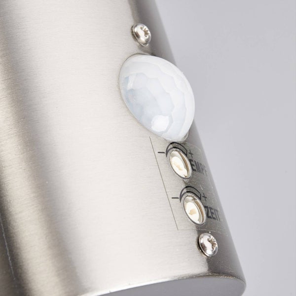 Detailansicht eines Bewegungsmelders mit Einstellreglern für Zeit und Empfindlichkeit an einer Leuchte aus Edelstahl.