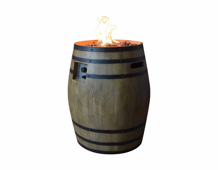 Gasfeuerstelle in Fassform mit Holzstruktur, Metallringen, seitlichem Bedienfeld, Lavasteinen und Flammen.
