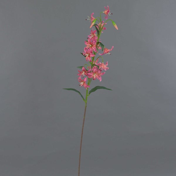 Künstlicher Lilienzweig mit mehreren rosa gepunkteten Blüten, Knospen und grünen Blättern.