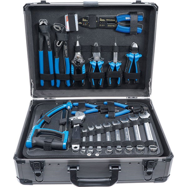 Werkzeugkoffer mit verschiedenen Werkzeugen wie Zangen, Schraubenschlüssel und Säge