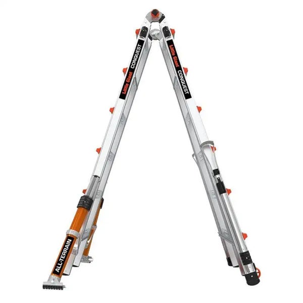 Teleskop-Mehrzweckleiter Little Giant Conquest aus Aluminium mit All-Terrain-Füßen in A-Position.