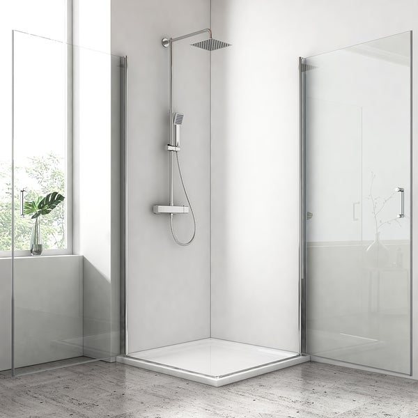 Moderne Eckdusche mit Glaselementen, quadratischer Duschwanne und verchromtem Duschsystem in einem hellen Badezimmer.