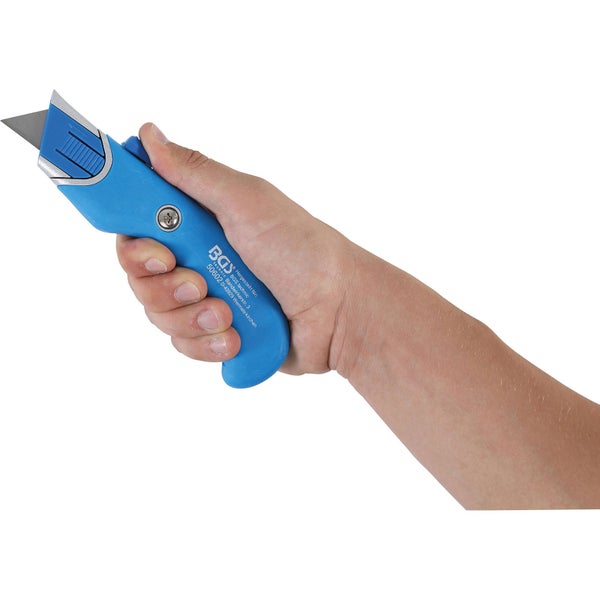 Hand hält Cuttermesser