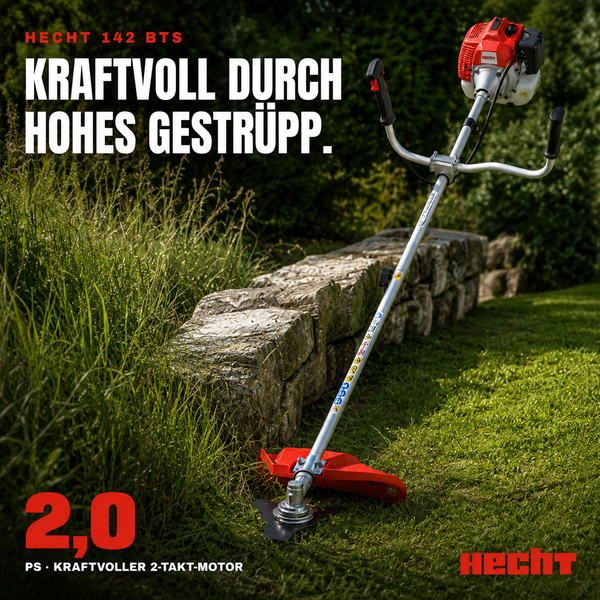Benzin-Motorsense Hecht 142 BTS mit 2.0 Pferdestärken und Zweitaktmotor lehnt an einer Steinmauer in einem Garten mit hohem Gras. Hecht Logo.