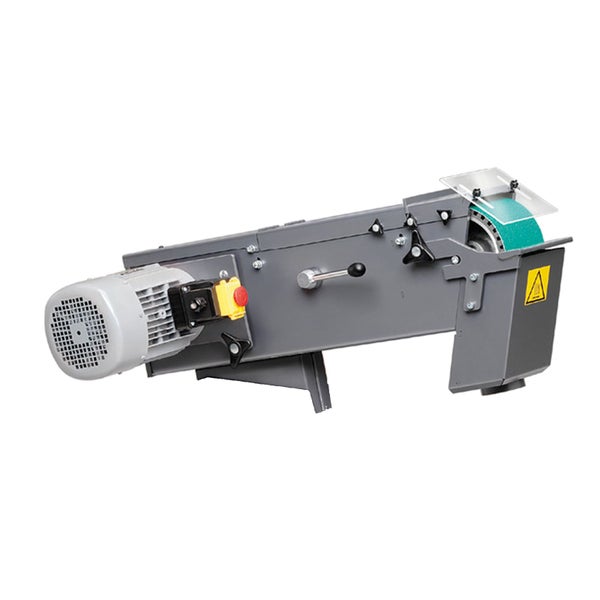 Stationäre Bandschleifmaschine aus Metall mit Elektromotor, Schleifband, transparentem Funkenschutz und Warnsymbol.