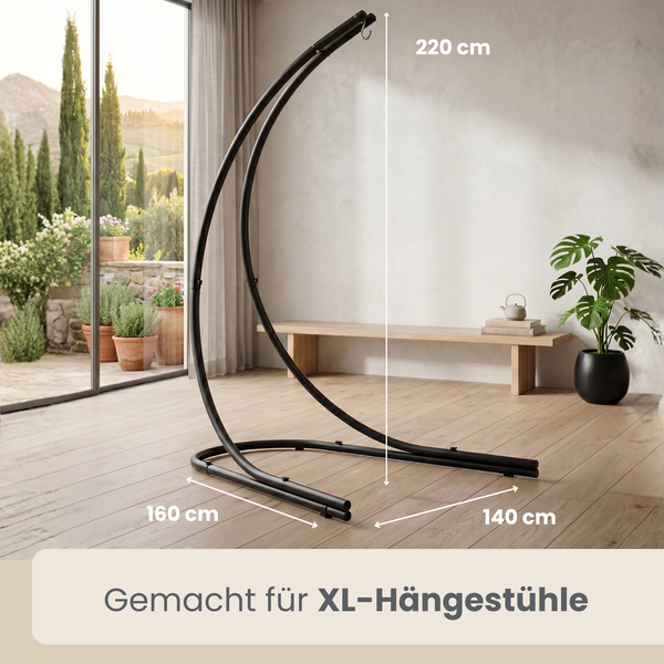 Dunkles Metall-Hängestuhlgestell für XL-Hängestühle in hellem Raum. Maße: 220 Zentimeter hoch, 160 Zentimeter breit und 140 Zentimeter tief.