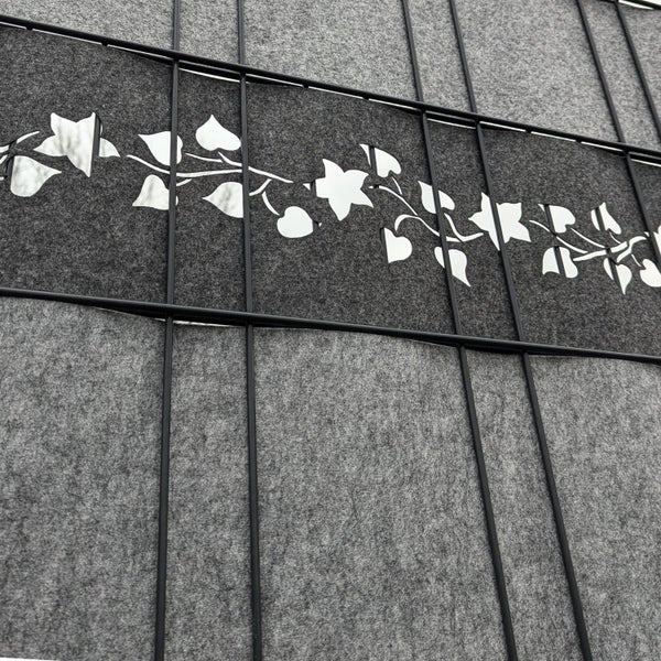 Detailansicht eines Zaunelements mit floralem Muster