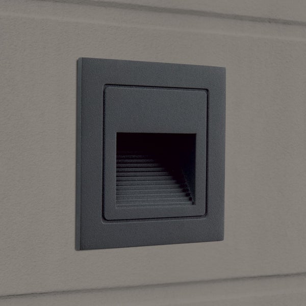 Wohnraum mit Wandbild eines verschwommenen Waldes