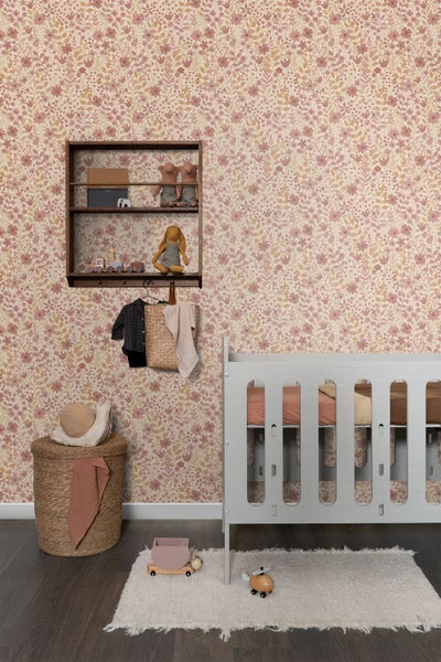 Babyzimmer mit blumiger Tapete, Regal mit Spielzeug, Korb und Babybett