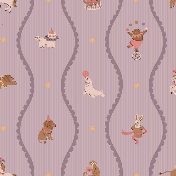 Kindertapete mit Zirkustier-Motiven wie Bär, Löwe und Seehund auf gestreiftem Hintergrund mit Sternen.