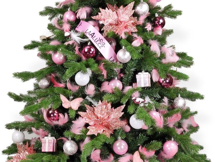 Geschmückter Weihnachtsbaum mit Kugeln, Blumen, Schleifen und Federn in verschiedenen Nuancen.