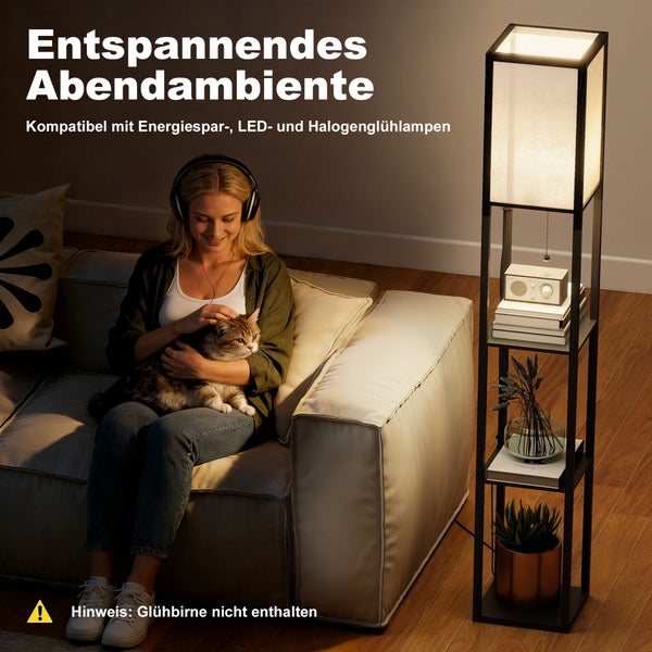 Moderne Stehlampe mit Regalen und Stoffschirm neben einem Sofa. Eine Frau mit Katze sitzt bei warmem Licht in einem ordentlichen Wohnzimmer.