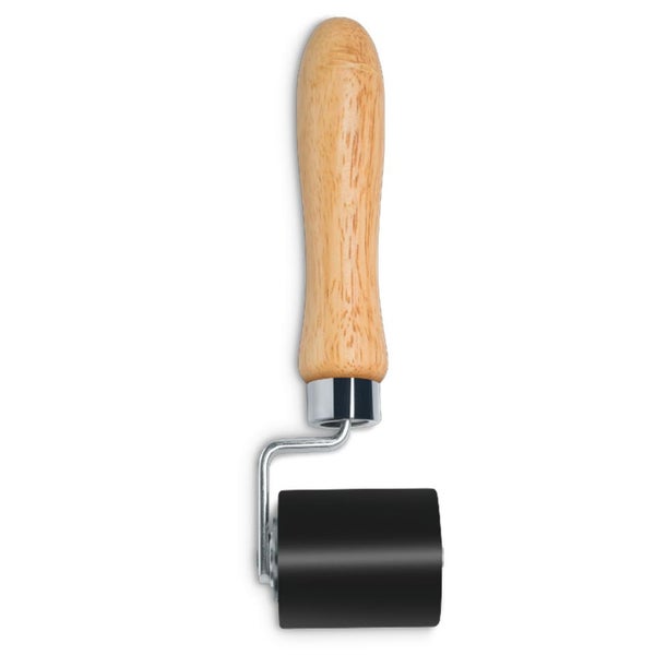 Andrückroller mit schwarzer Gummiwalze und Holzgriff