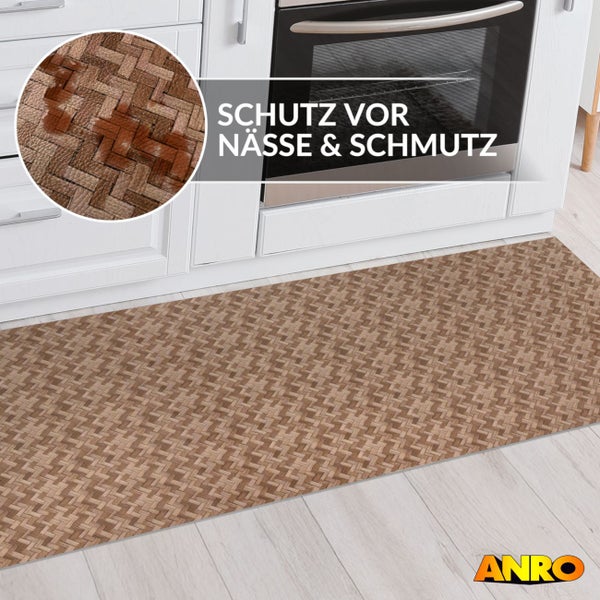Küchenläufer mit Flechtoptik vor einer weißen Küchenzeile bietet Schutz vor Nässe und Schmutz, Marke ANRO.
