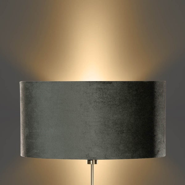 Nahaufnahme einer Stehlampe mit Stoffschirm