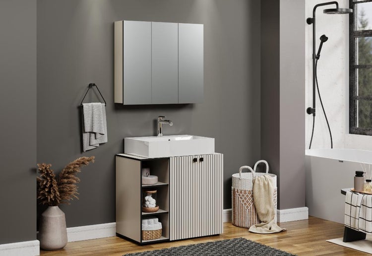 Modernes Badezimmermöbel Set mit Waschtischunterschrank mit Lamellenfront, offenem Regal, weißem Aufsatzwaschbecken und dreitürigem Spiegelschrank.
