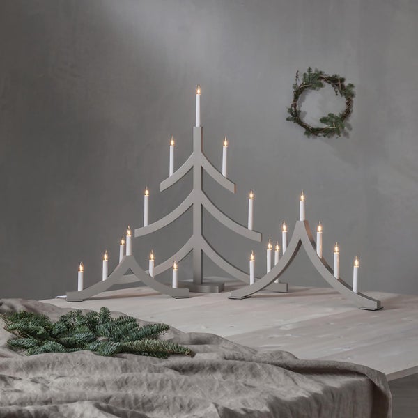 Weihnachtsdekoration mit Baumkerzenhalter und Adventskranz