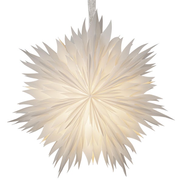 Dekorative Szene mit einem Papierstern auf einem Stuhl, Kerzen und einem Spiegel