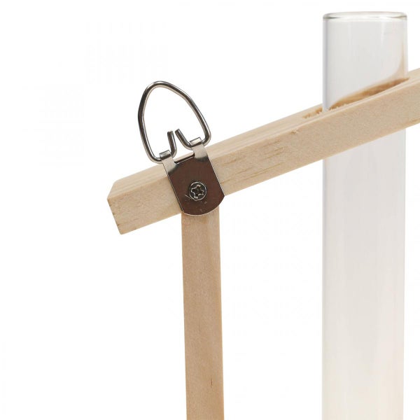 Detailansicht einer Holzkonstruktion mit einem Metallaufhänger und einem Glasgefäß.