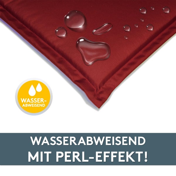Wasserabweisendes Gewebe mit Abperleffekt, auf dem Wassertropfen abperlen, inklusive Siegel für wasserabweisende Eigenschaften.
