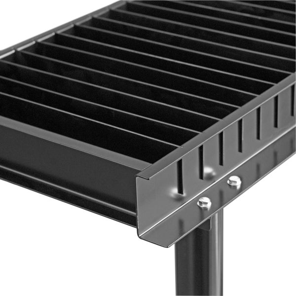 Detailansicht eines schwarzen Grillrostes.