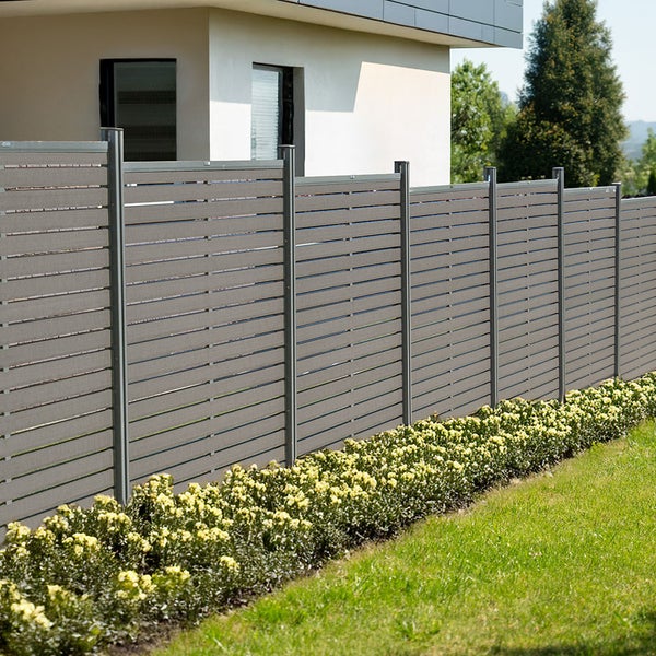 Grauer Sichtschutzzaun aus WPC im Garten