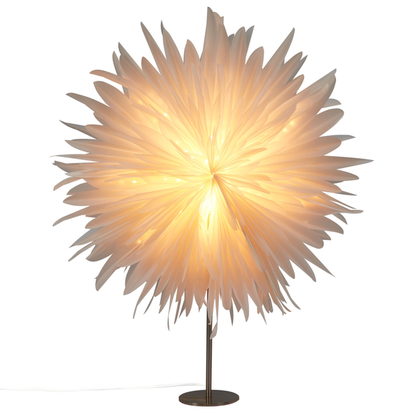 Dekorative Stehlampe mit blütenförmigem Lampenschirm und Metallsockel