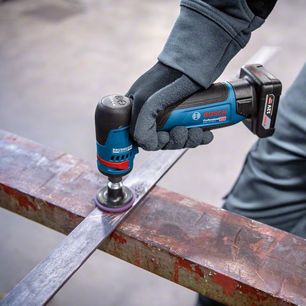 Akkuschleifer im Einsatz auf Metall mit Bosch Logo.