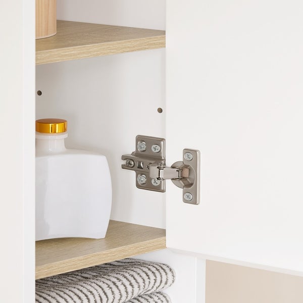 Detailaufnahme eines Badezimmerschranks mit Metallscharnier, Ablagen und Badutensilien