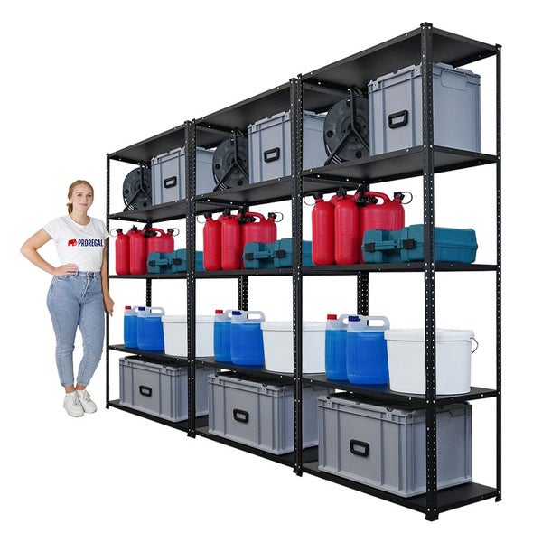 Schwarzes Metallregal mit Lagerbehältern und Frau zur Größenskalierung