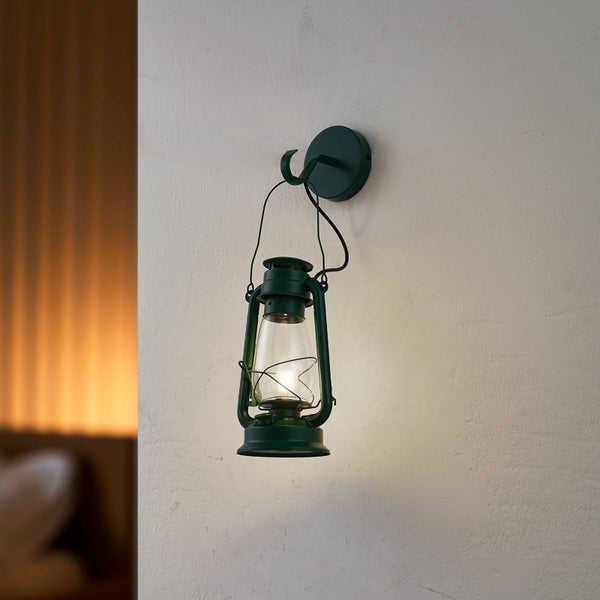 Grüne Laterne als Wandleuchte