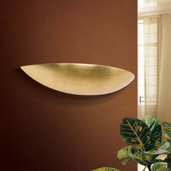 Moderne halbrunde Wandleuchte aus Metall in Blattgoldoptik an einer Wand in einem Wohnraum mit Pflanze