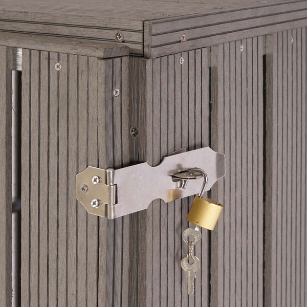 Detailaufnahme eines abschließbaren Geräteschranks mit Vorhängeschloss und Schlüssel