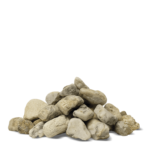 Haufen aus natürlichen, abgerundeten Gartensteinen und Zierkieseln in verschiedenen Größen.