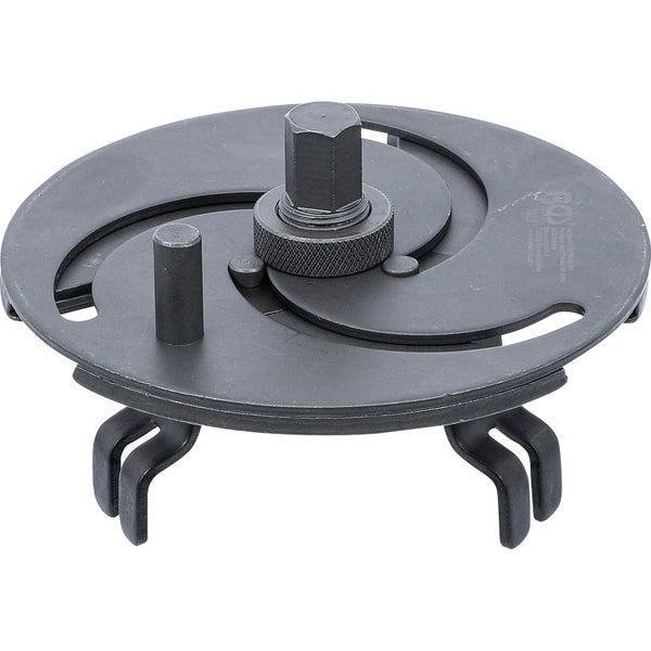 Frau schleift Holzrahmen mit einem Schwingschleifer. Staubabsaugung ist angeschlossen.