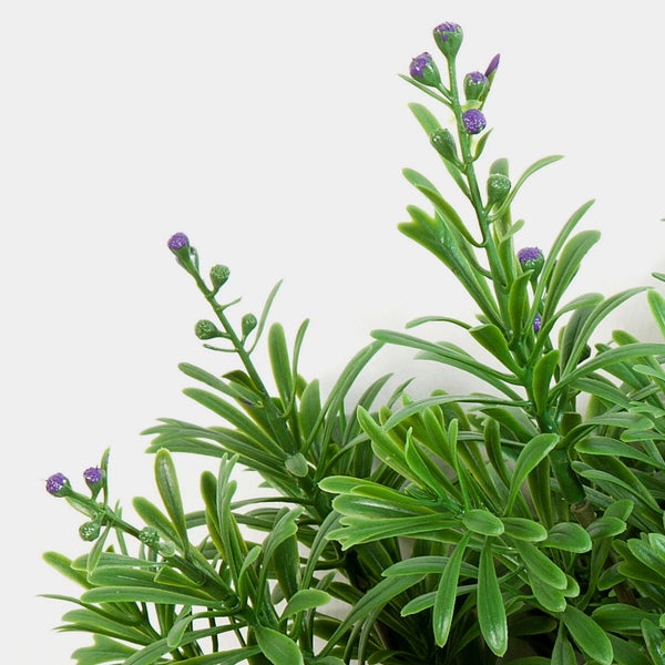 Künstlicher Rosmarinzweig mit kleinen violetten Blütenknospen und grünen Blättern.