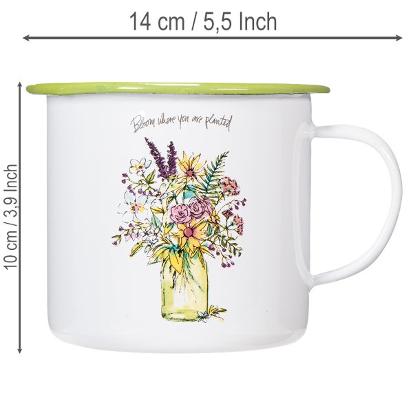 Weißer Emaille-Becher mit grünem Rand, Blumenmotiv und Text Bloom where you are planted. Breite 14 Zentimeter, Höhe 10 Zentimeter.