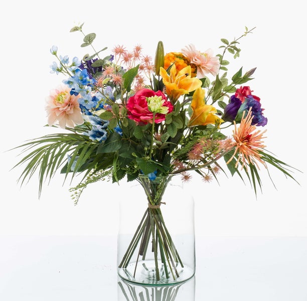 Bunter Kunstblumenstrauß mit Rosen, Dahlien und Lilien in einer strukturierten Keramikvase.