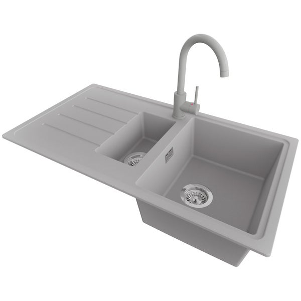 Moderne Einbauspüle mit anderthalb Becken, Abtropffläche und bogenförmiger Küchenarmatur aus Verbundmaterial.