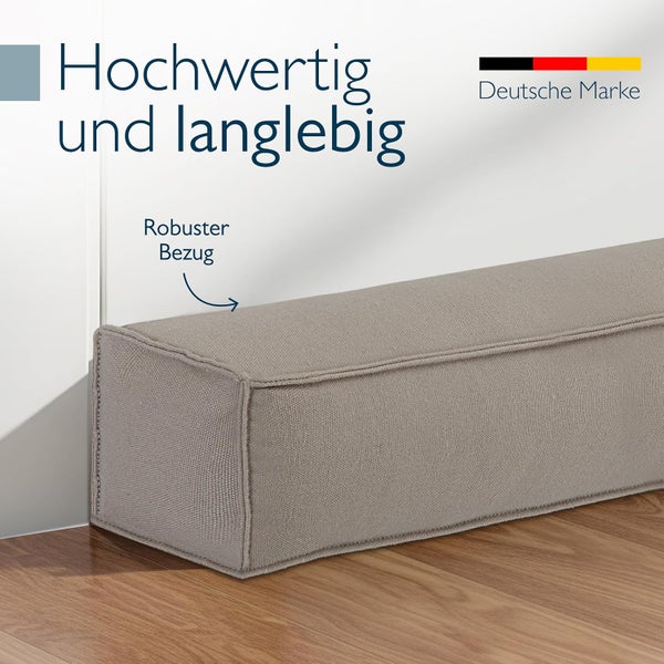 Hochwertiger Zugluftstopper mit robustem Stoffbezug auf Holzfußboden. Langlebiges Produkt einer deutschen Marke.