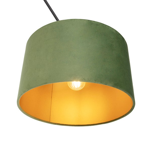 Grüner, zylindrischer Lampenschirm aus Samt mit goldfarbener Innenseite für Pendelleuchten.