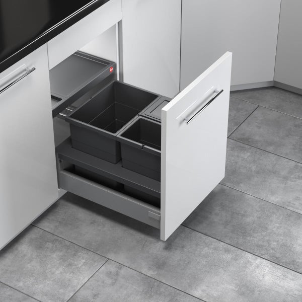 Einbau-Mülltrennsystem in einer weißen Küchenschublade mit grauen Kunststoffbehältern unterschiedlicher Größe.