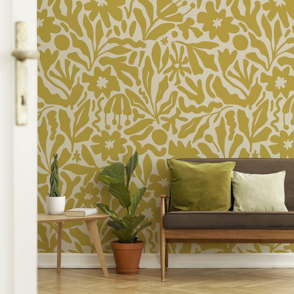 Wohnzimmer mit Couch, Beistelltisch und Blumentapete