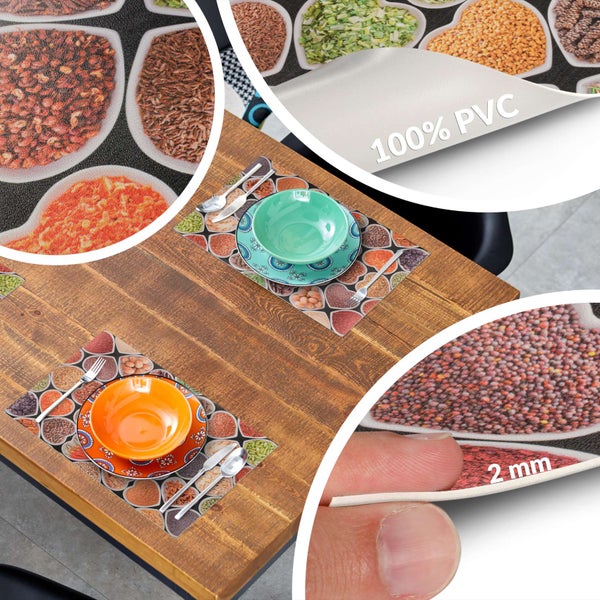 Platzset aus 100 Prozent PVC mit Gewürzmuster, 2 Millimeter dick, auf einem Holztisch mit Gedeck.