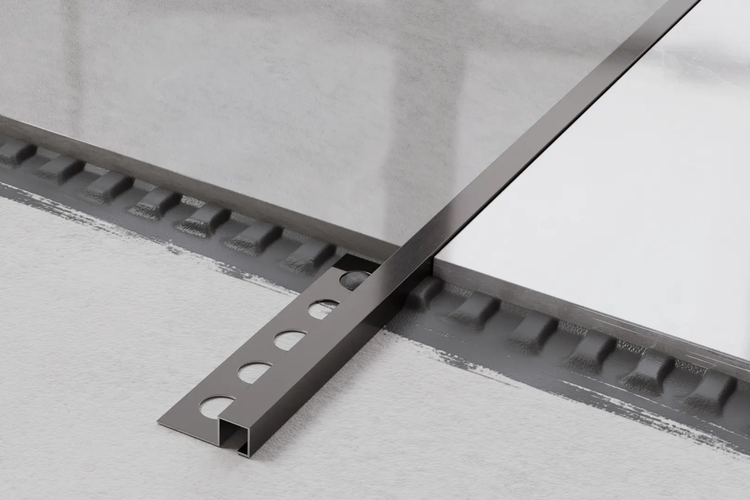 Fliesenprofil aus Metall zum Verlegen von Fliesen