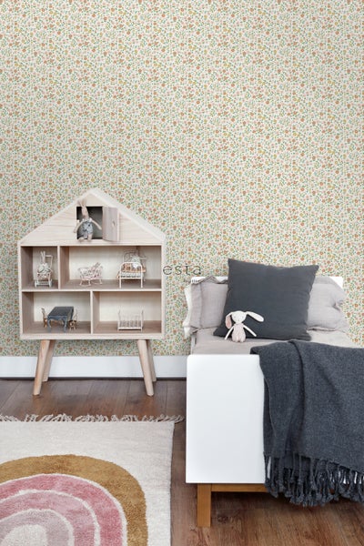 Dekoratives Kinderzimmer mit Blumentapete, Spielhausregal und Teppich mit Regenbogenmuster.