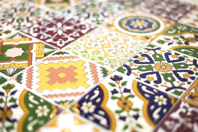 Nahaufnahme von dekorativen Keramikfliesen mit verschiedenen Mustern