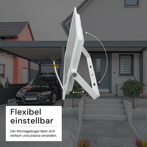 Flexibel einstellbarer LED-Strahler mit Montagebügel vor einem Haus