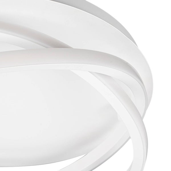 Nahaufnahme einer modernen LED-Deckenleuchte mit geschwungenen, ineinandergreifenden Ringen.